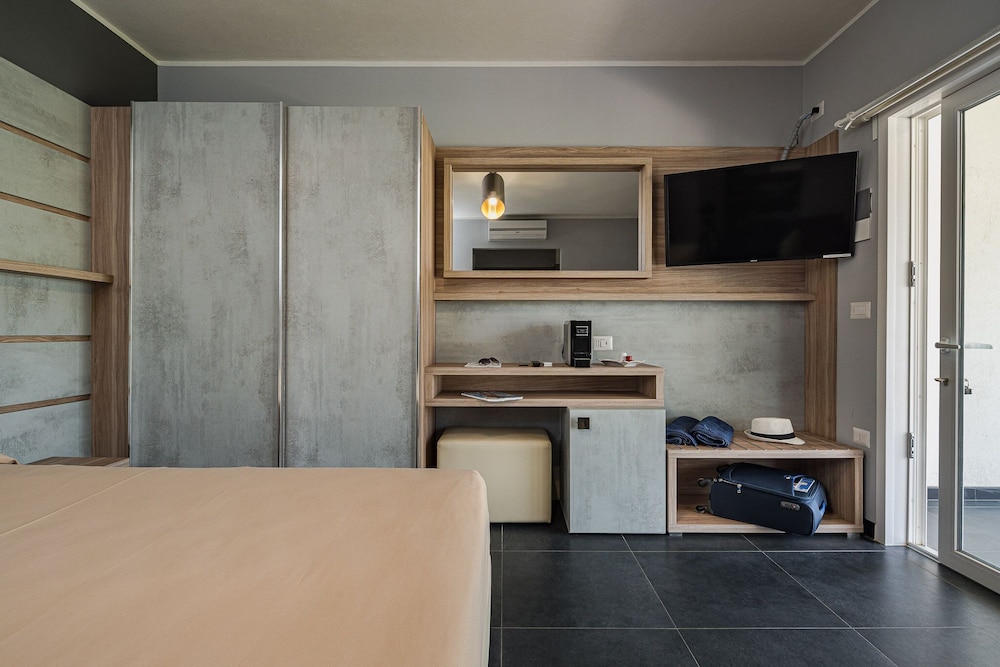 Room, 1 King Bed, Terrace, Ground Floor photo 2