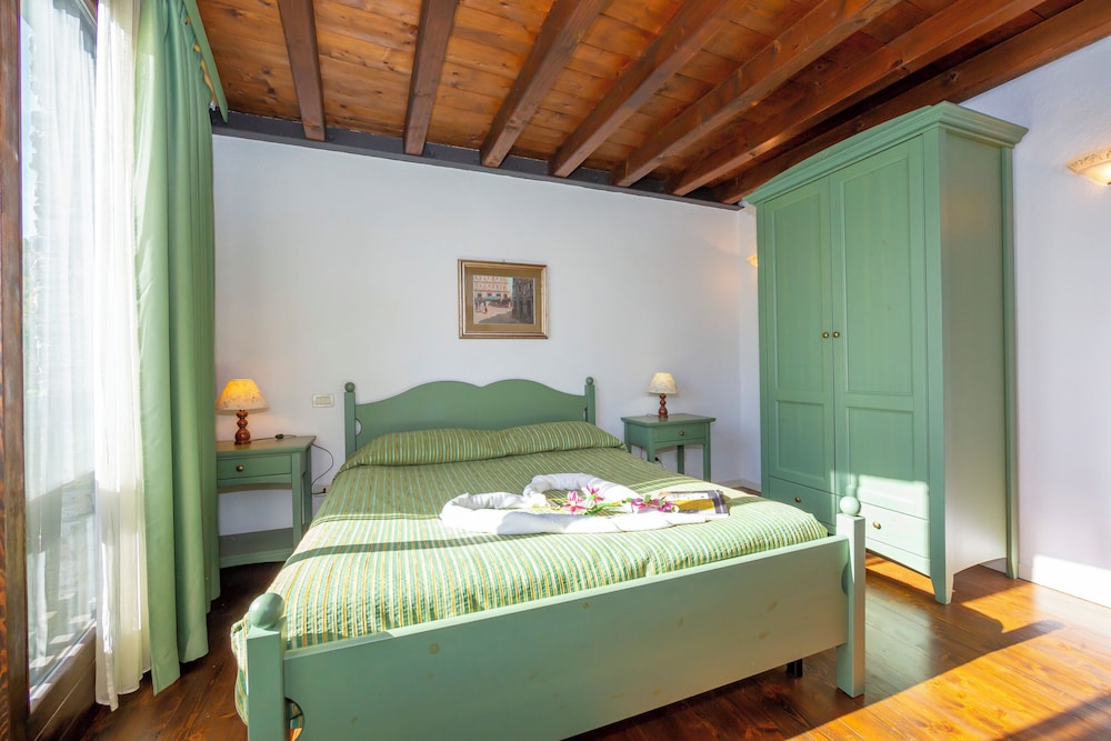 Family Apartment, Multiple Bedrooms, Mountainside (Liano Mimosa -relax & priv parking) photo 1