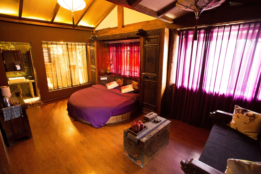 205 Honeymoon Round Bed Room
