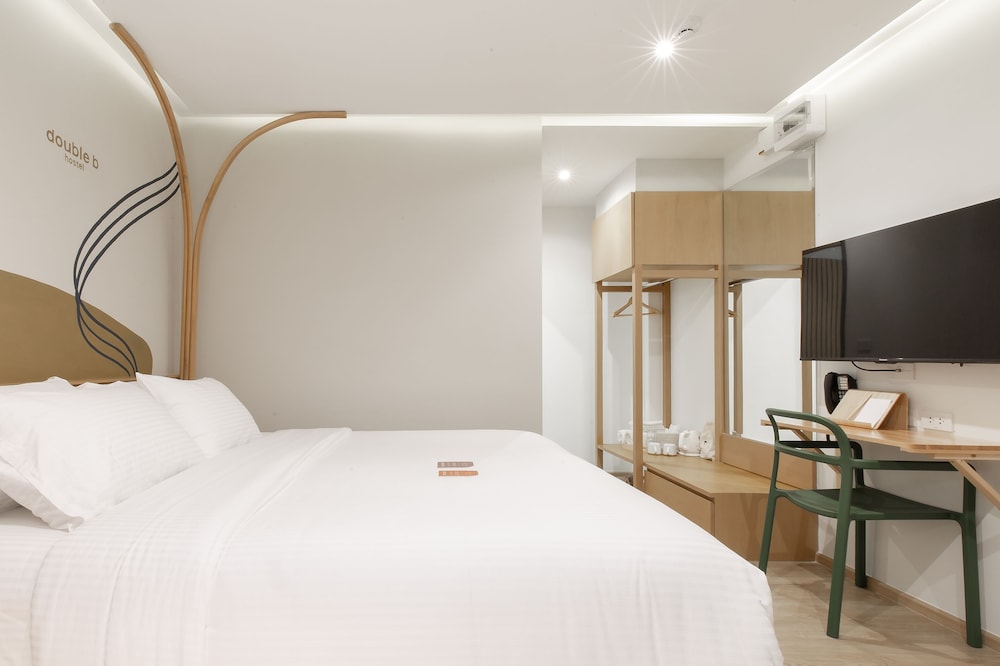Basic Room, 1 King Bed, Non Smoking, Ensuite photo 2