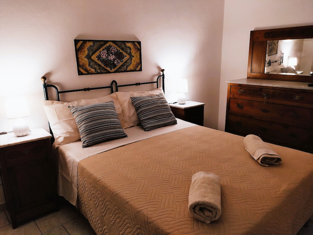 House, 2 Bedrooms, Fireplace, City View photo 3