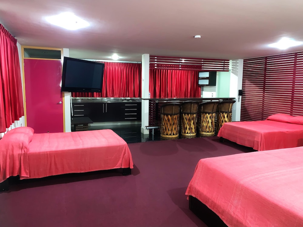 Family Suite, Multiple Beds, Non Smoking photo 3