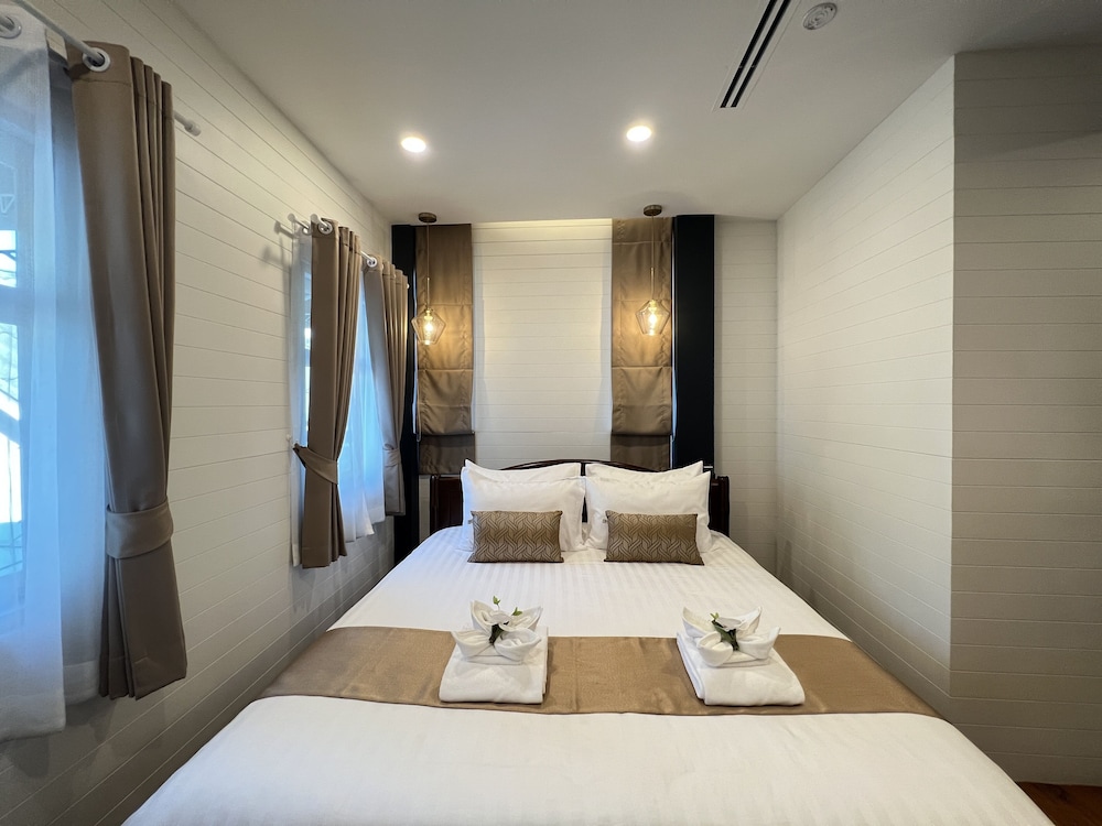 Deluxe Suite - Photo 1