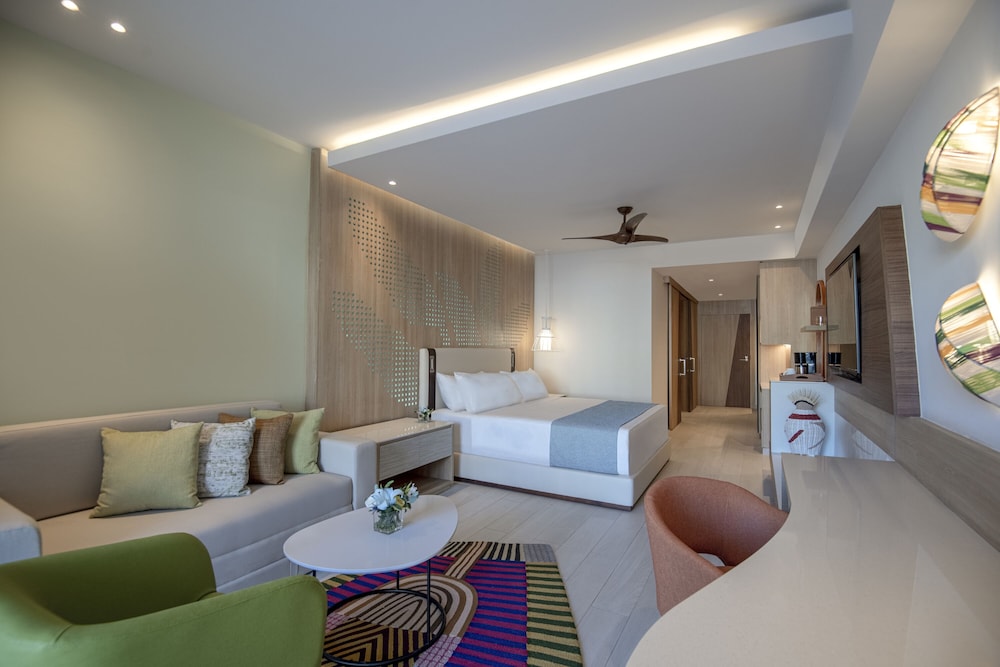 Junior Suite, 1 King Bed With Sofa Bed, Oceanfront (club)