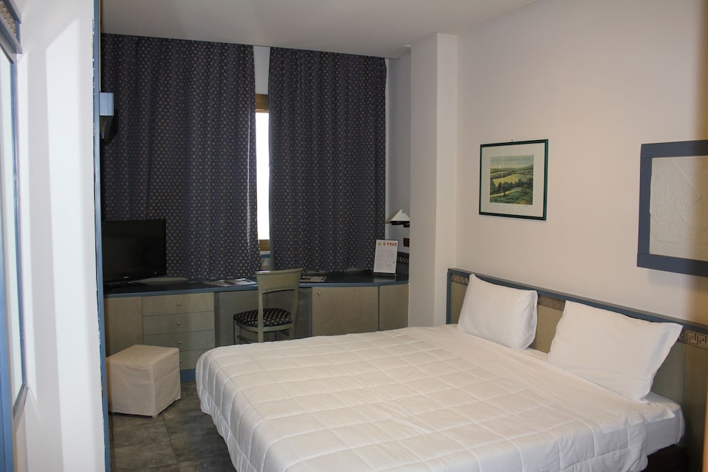 Standard Room, Multiple Beds - Photo 2
