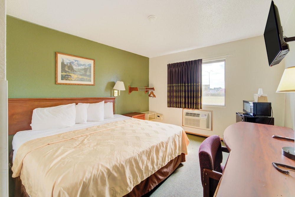 Room, 1 Queen Bed, Smoking - Photo 1