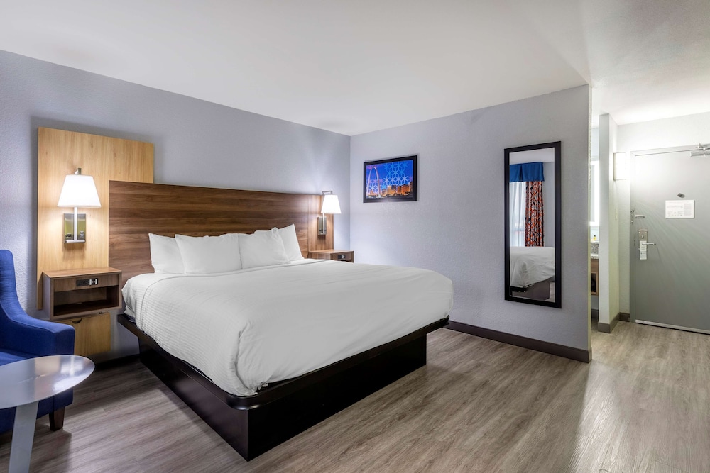 Standard Room, 1 King Bed, Non Smoking, Refrigerator & Microwave (Larger Room) - Photo 1