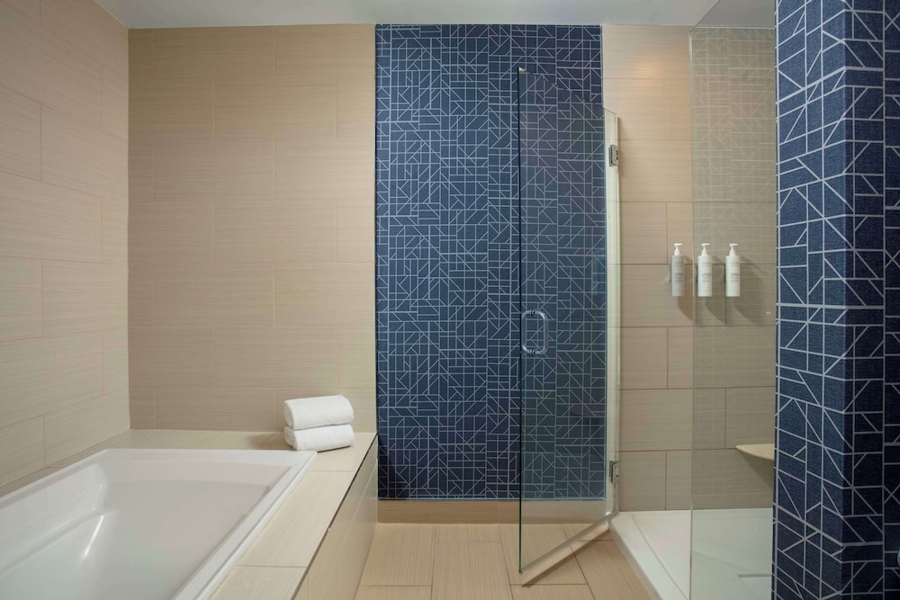 Suite, 1 King Bed, Bathtub - Photo 3