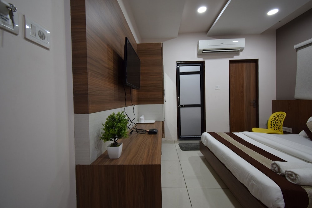 Three Bed AC Room - Photo 8