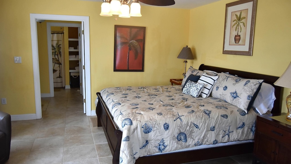 House, Multiple Beds (Knee Deep - 105 Shell Ct) photo 2
