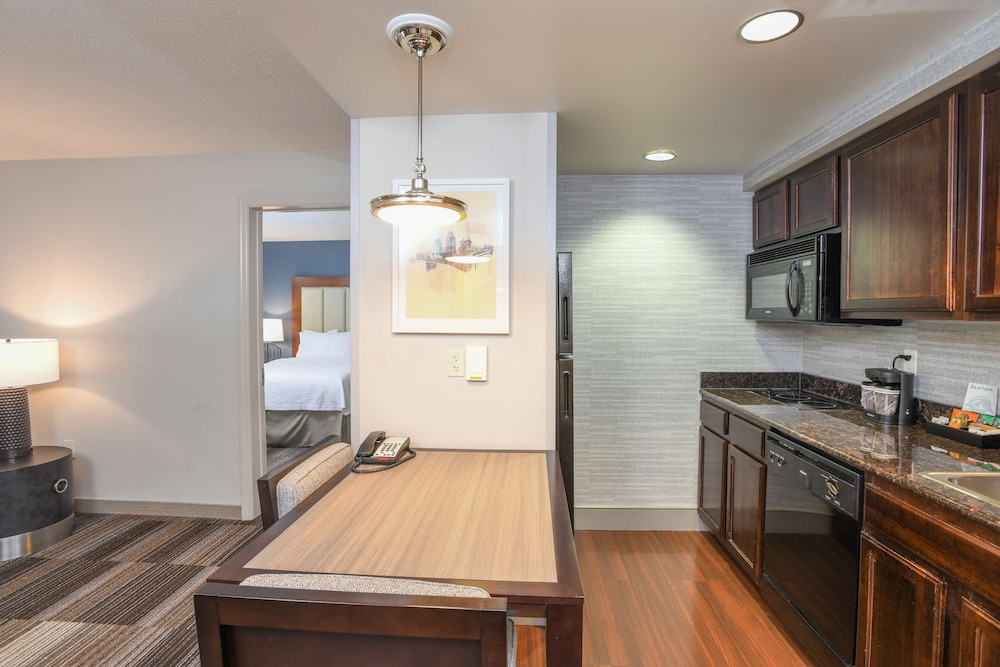 Two Bedroom King & Two Queens Suite - Photo 7