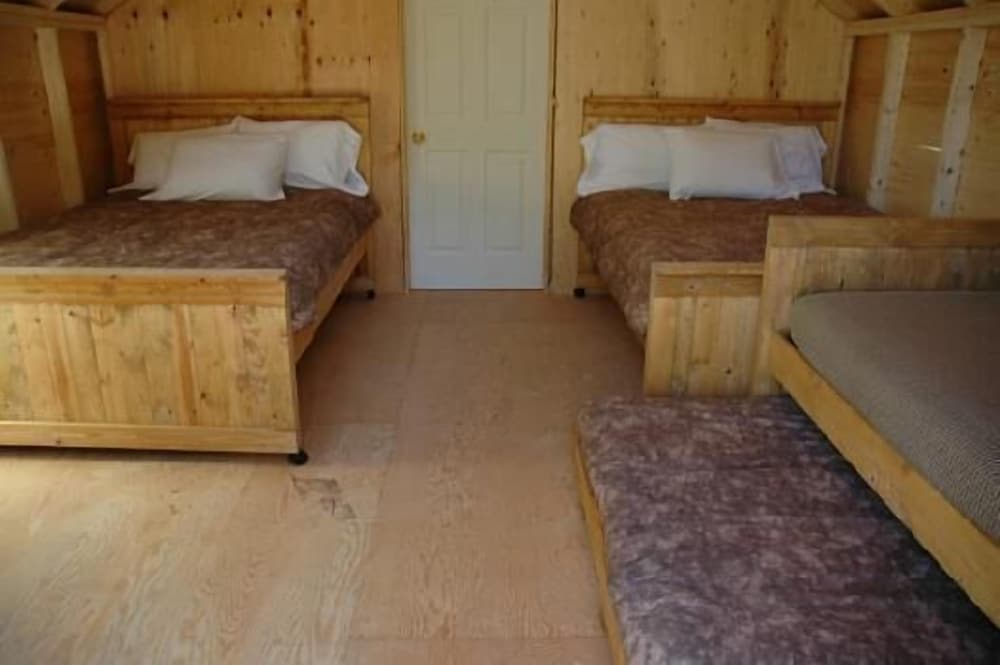 Standard Cabin, Shared Bathroom (Cedar Cabins) photo 1