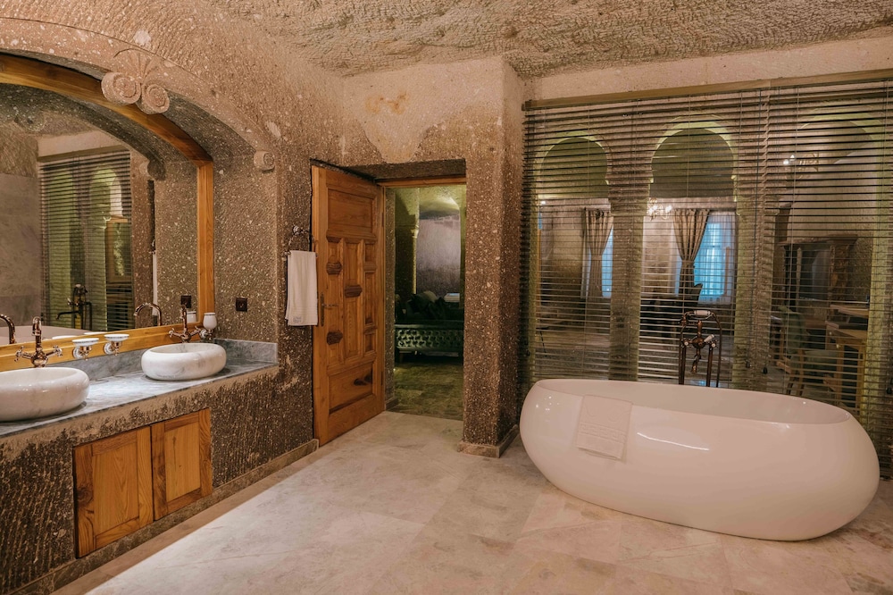 Premium Suite - Photo 12