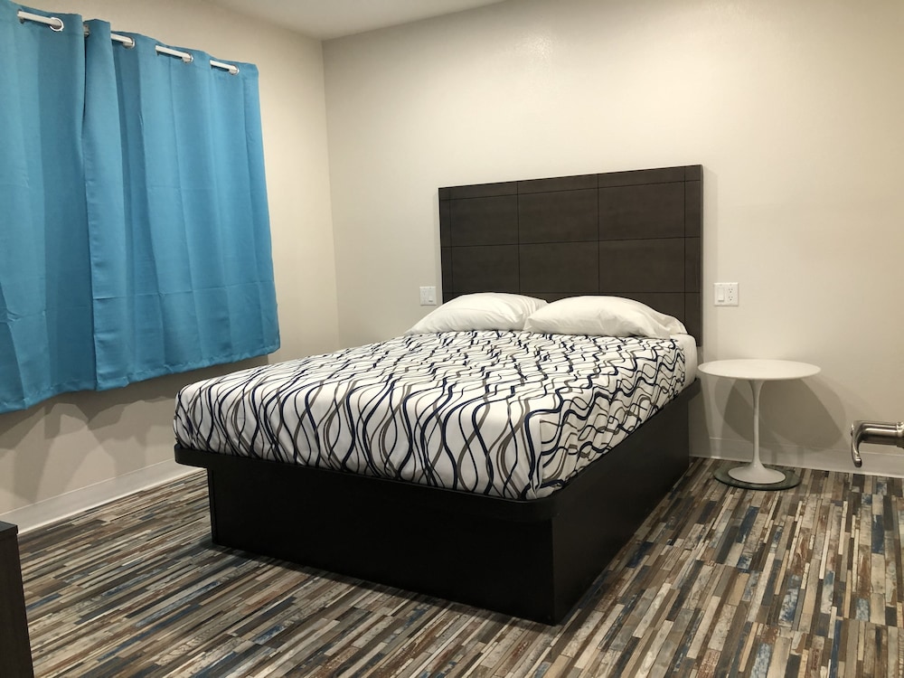 Single Room, 1 King Bed, Kitchenette photo 2