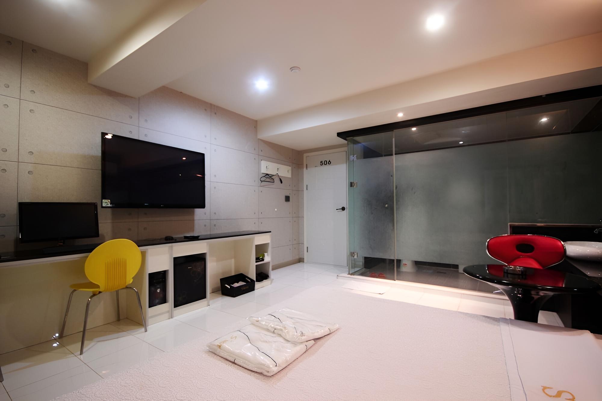Room (VIP (Netflix Available)) photo 3
