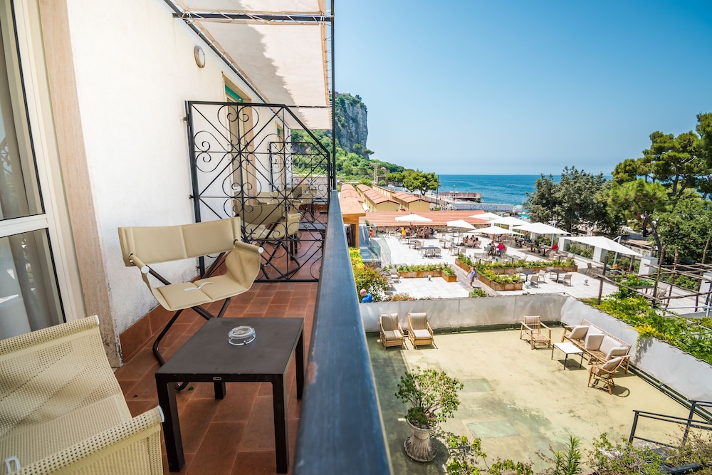 Standard Double Room, 1 Double or 2 Twin Beds, Balcony, Partial Sea View - Photo 6