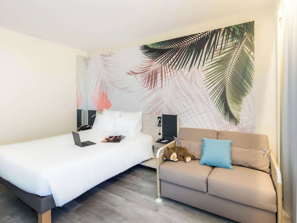 Family Room, 1 Queen Bed with Sofa bed (Riviera Superior)