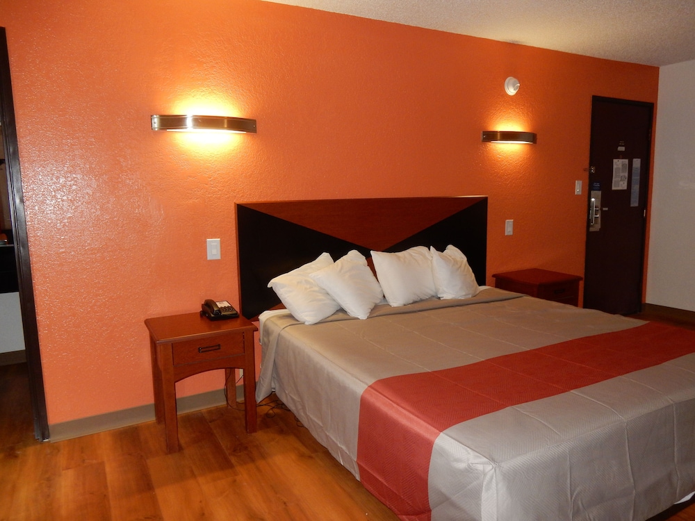 Standard Room, 1 King Bed, Smoking, Refrigerator & Microwave