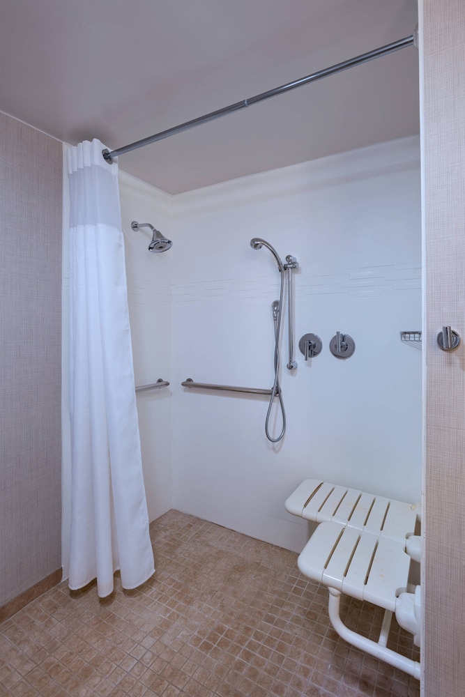 Suite, 2 Bedrooms, Fireplace (Mobility/Hearing Access, Roll-in Shwr)