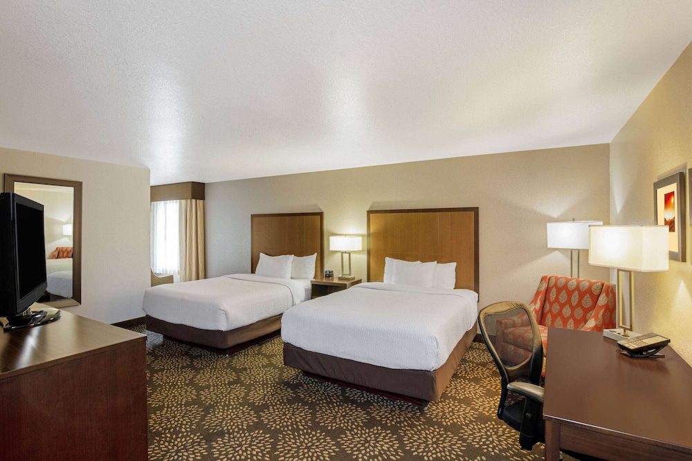 Room, 2 Queen Beds, Non Smoking - Photo 1