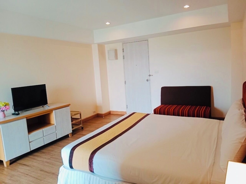 Deluxe Studio, 1 King Bed, Non Smoking photo 3