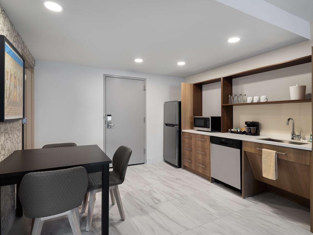 Suite, 1 King Bed, Accessible, Bathtub - Photo 4