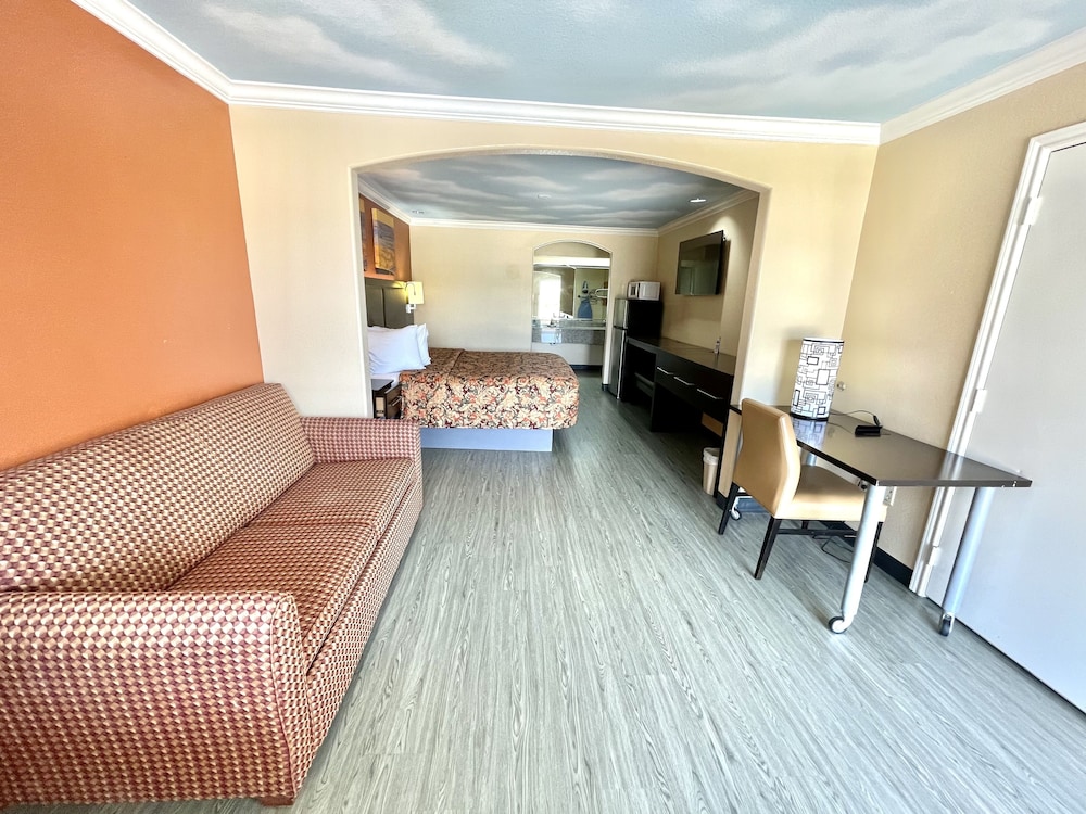 Standard Room, 1 King Bed, Smoking photo 2