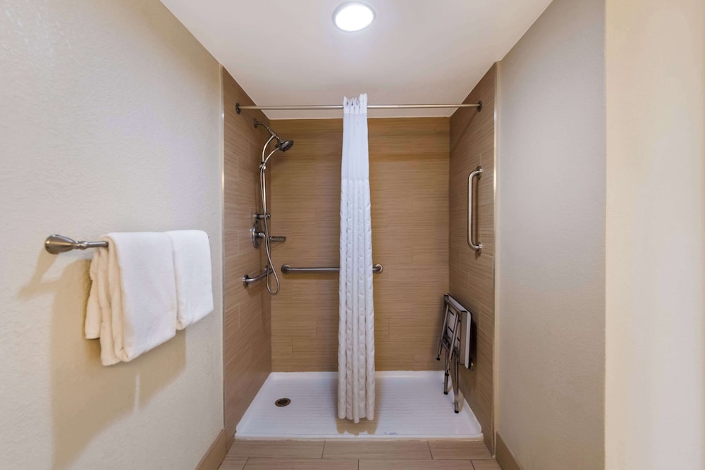 Room, 2 Double Beds, Accessible with Roll In Shower, Non Smoking - Photo 2