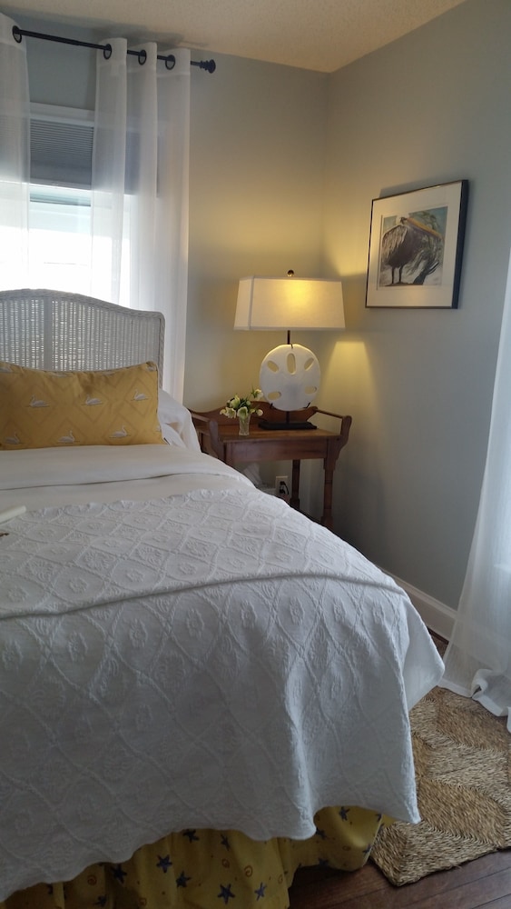 Room, 1 King Bed, Shared Bathroom photo 3