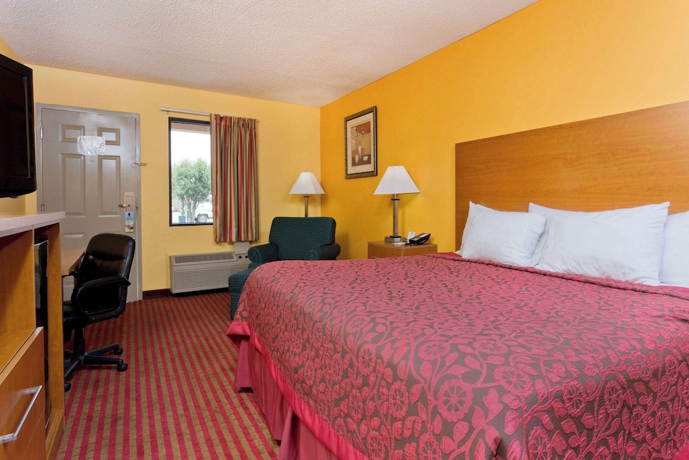 Standard Room, 1 King Bed, Smoking - Photo 1