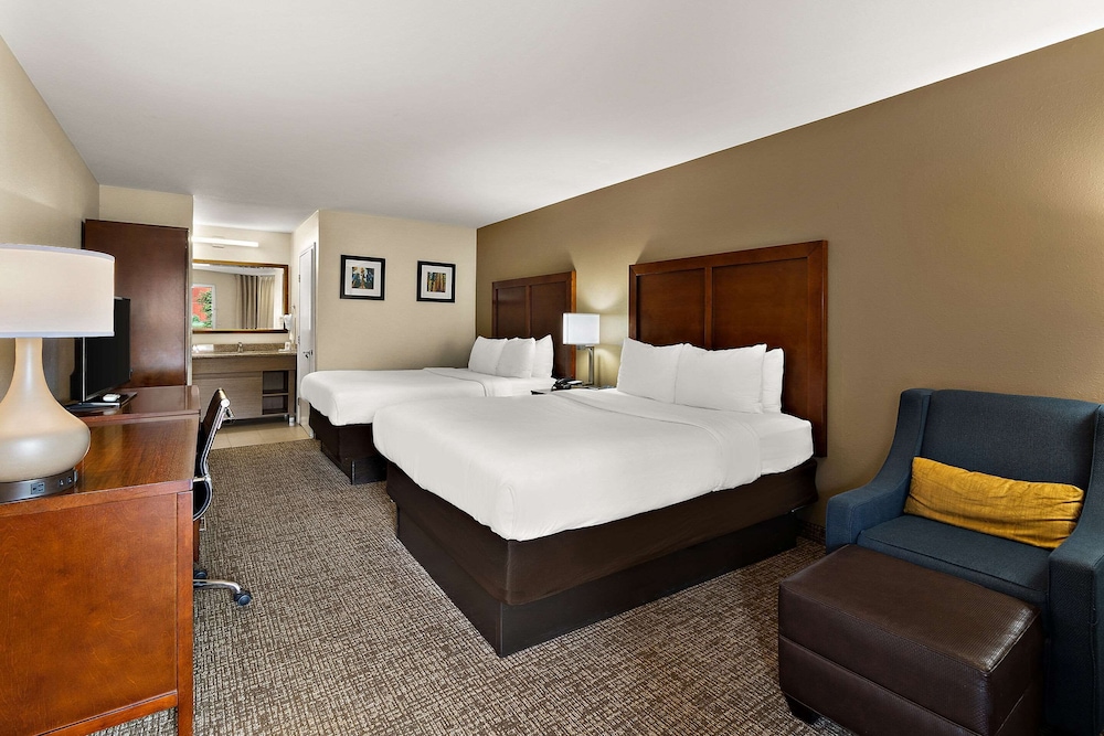 Family Suite, 2 Queen Beds, Non Smoking - Photo 1