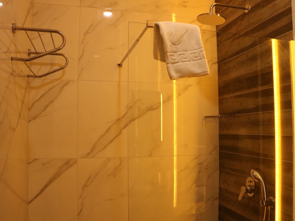 Standard Double or Twin Room - Photo 10