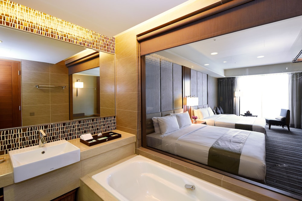 Deluxe Cityview Double Twin A, Bathtub - Photo 4