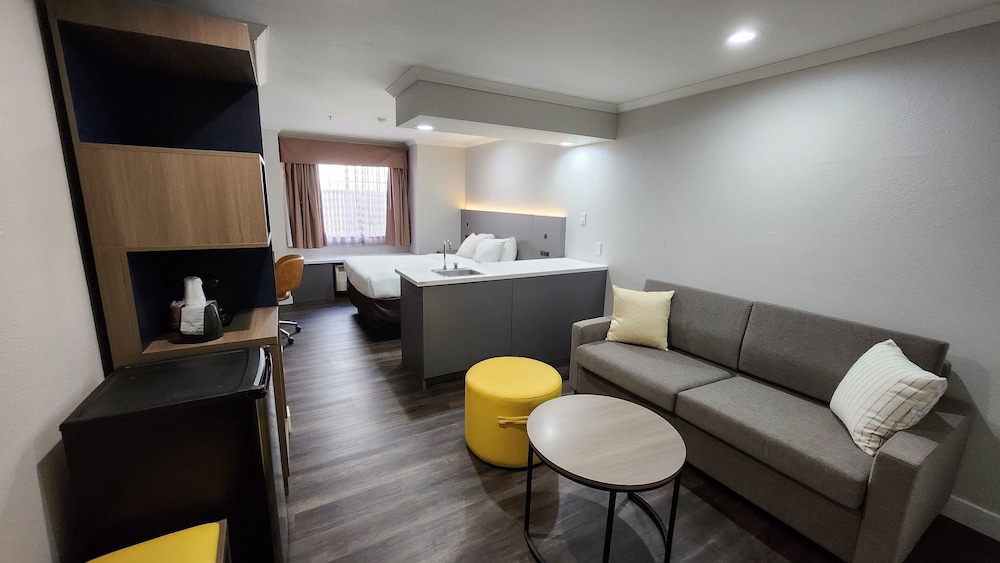 Suite, 1 Queen Bed with Sofa bed, Non Smoking - Photo 1