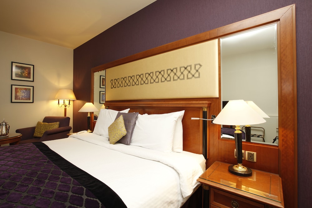 Standard Room, 1 King Bed, Pool View