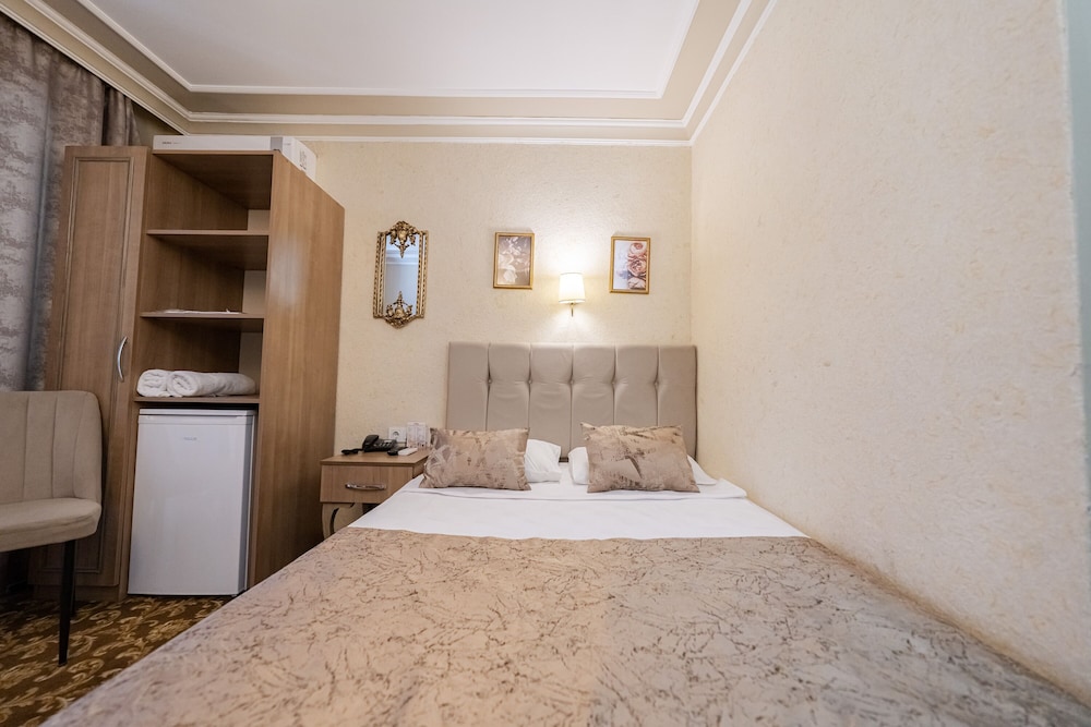 Standard Room with City View and French Balcony (Double Bed) - Photo 2
