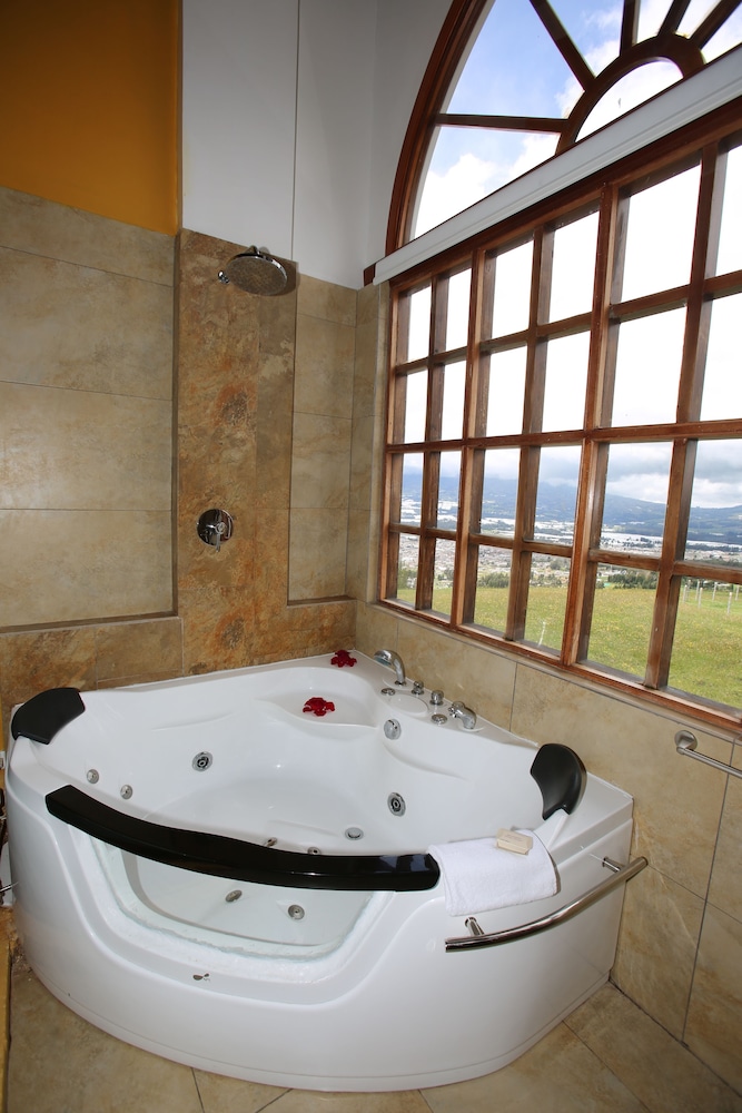 Deluxe Suite, 1 King Bed, Hot Tub, Mountain View photo 2