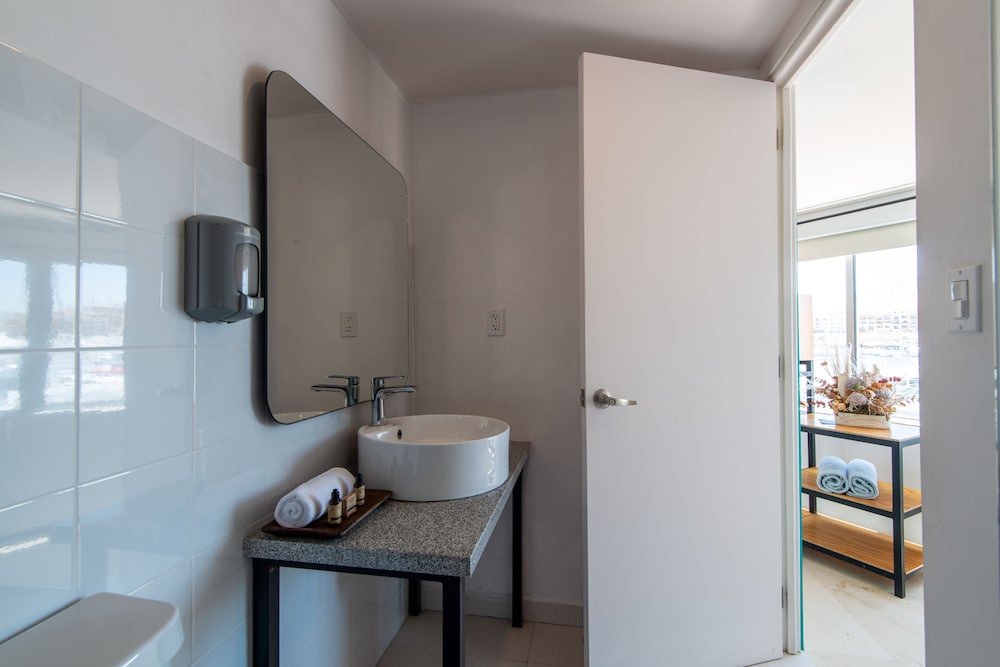 Premium Double Room, 1 Queen Bed, Balcony, Marina View photo 2