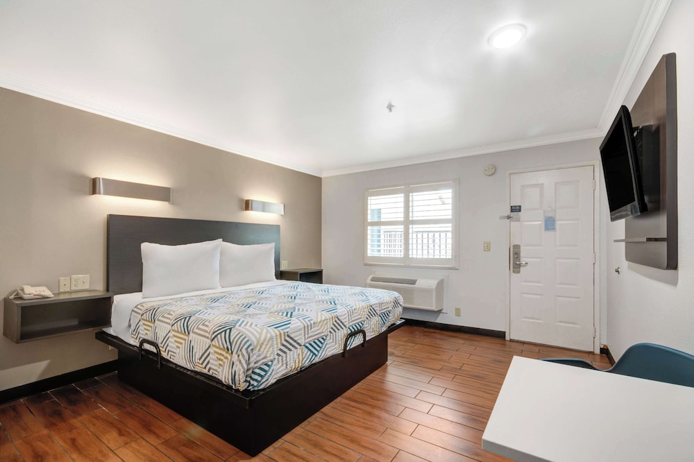 Deluxe Room, 1 King Bed, Non Smoking photo 2