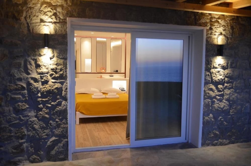 Exclusive Double Room (Outdoor Jetted Tub) photo 2