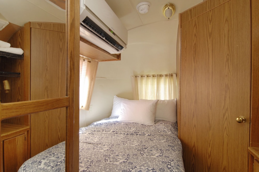 Vintage Airstream - Full photo 3
