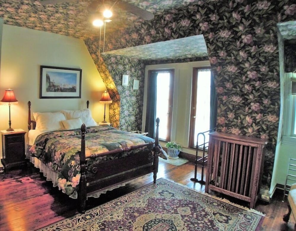 Traditional Room, 1 Queen Bed, Balcony (Flower Room)