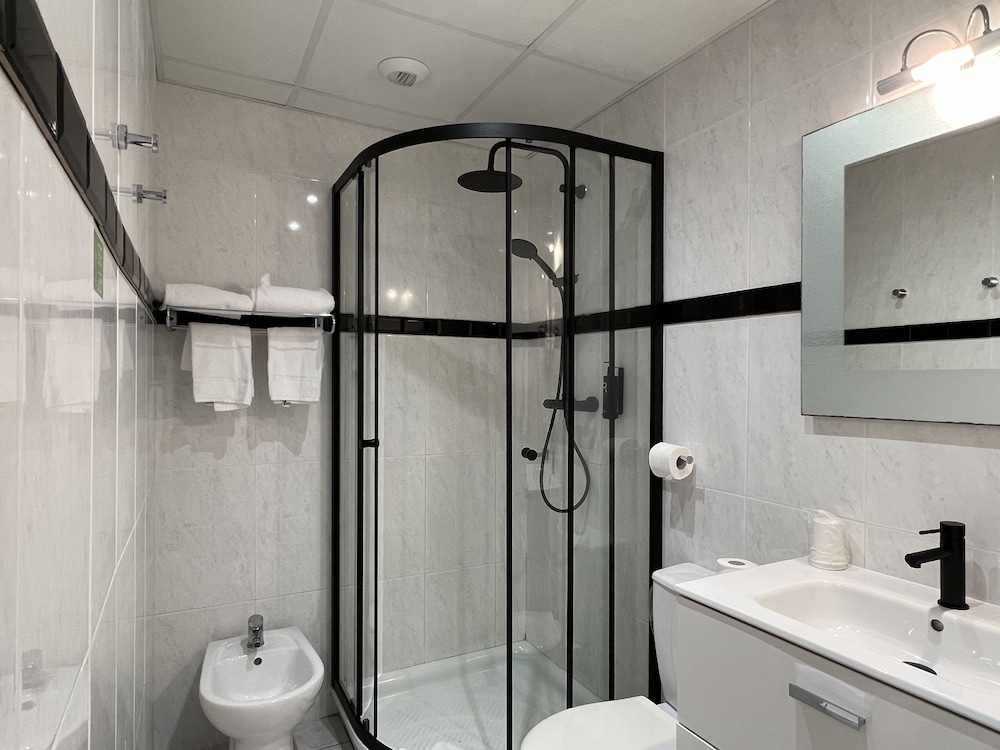Room M - Coté Piscine -18m² - Lit Double / Lits Jumeaux - Photo 12