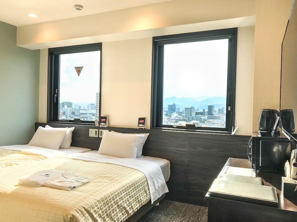 Twin Room, Smoking