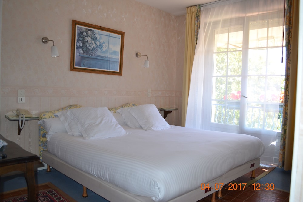 Classic Double Room, 1 King Bed, Non Smoking, Garden View, photo 6