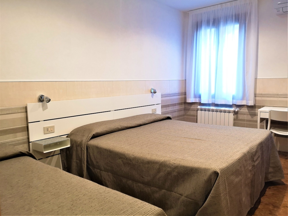 Standard Triple Room, Ensuite photo 2