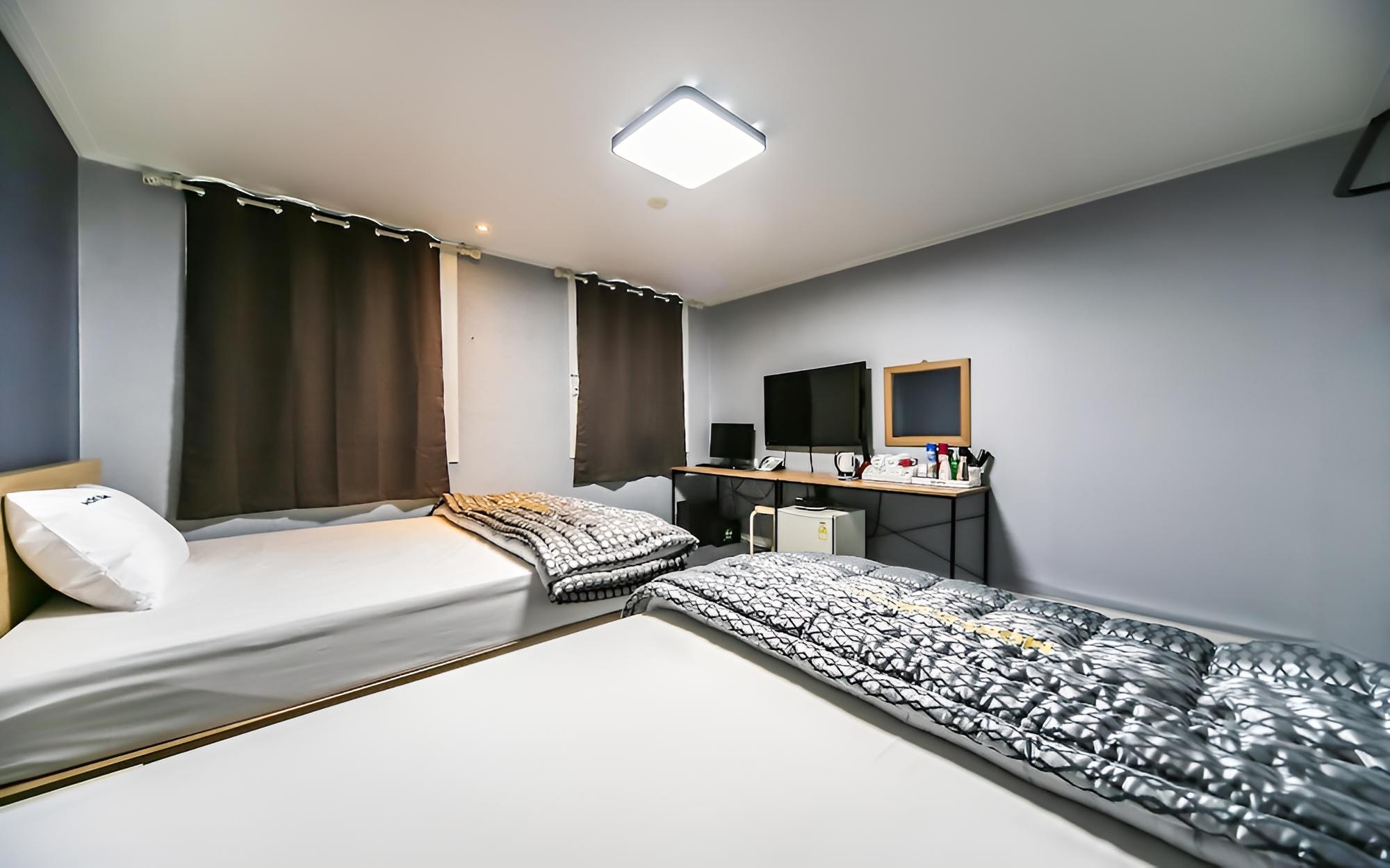 Room (Twin) photo 2