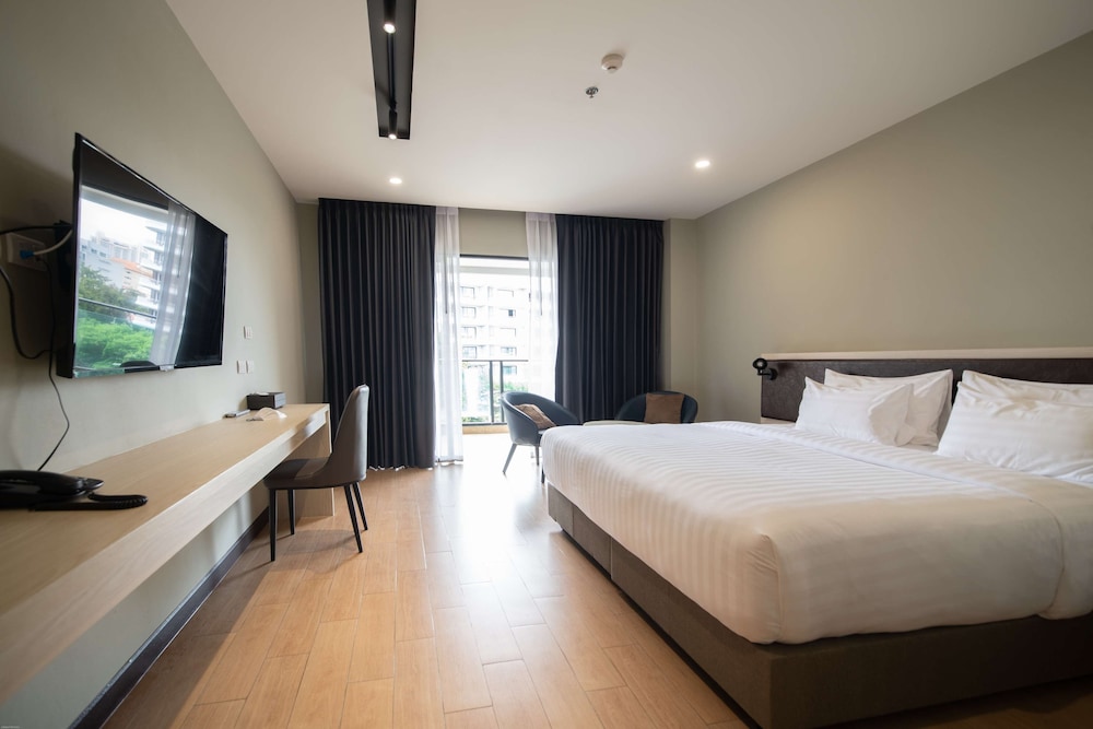 Deluxe Room, Bathtub - Photo 7