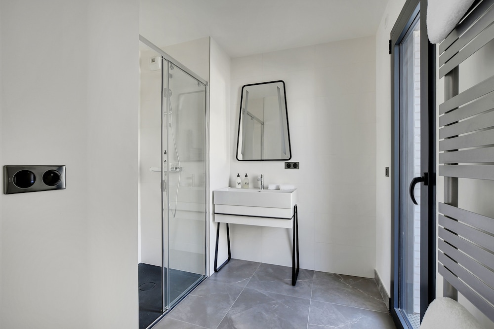 Apartment (Apartment with Shower) thumbnail 6