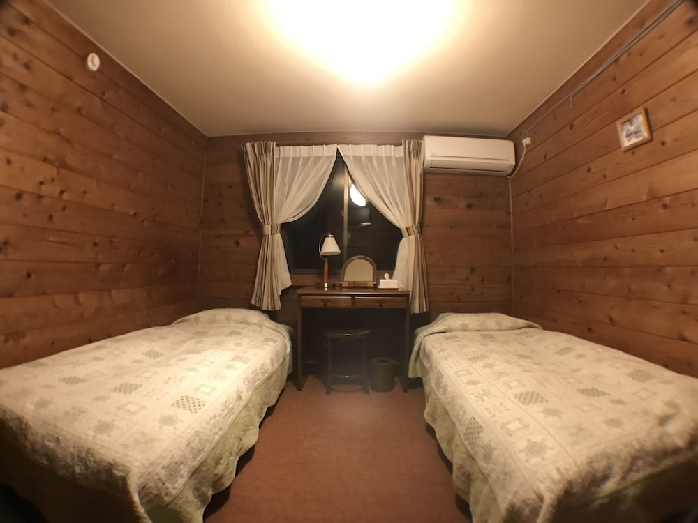 Twin Room, Shared Bathroom photo 1